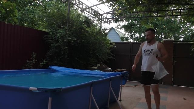 ПРОБУЕМ ДОБАВИТЬ ЗЕЛЁНКУ В БАССЕЙН | Выбрасываем на помойку | Переезд из города в деревню смотреть онлайн