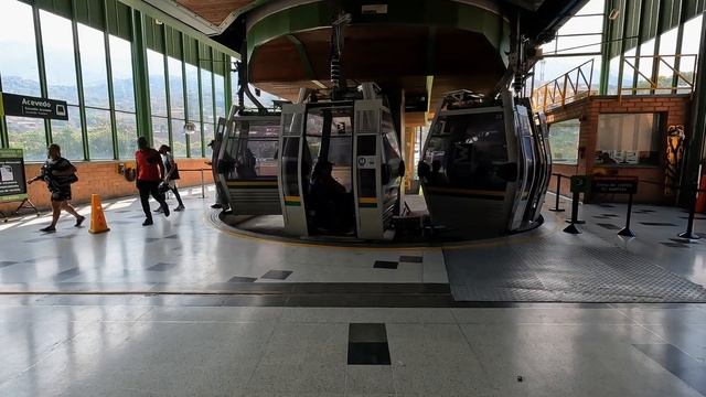 MEDELLIN, Colombia — COMUNA 13, Narrated Walking Tour【4K】??