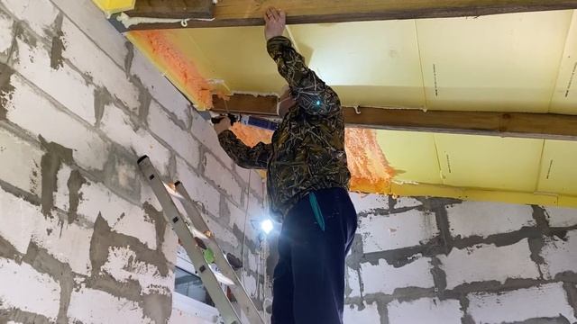 утепляем потолок пеной // вспененный утеплитель / сравнение производителей смотреть онлайн