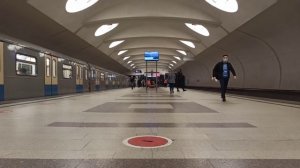 Станция метро Москвы Алтуфьево вид на прибытие и отправление поезда метро "ОКА"81-760