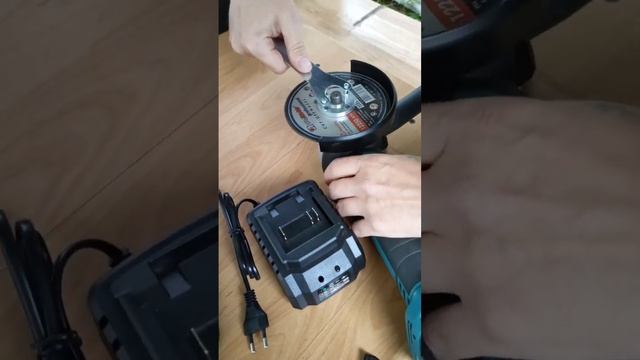 Аккумуляторная УШМ WOSAI