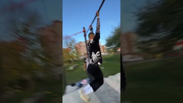 Он летает на турнике. Жёсткий атлет ворвался на тренировку. смотреть онлайн