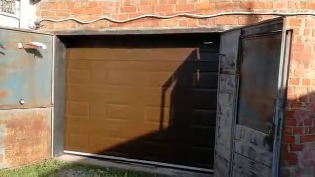 Секционные ворота DoorHan цвет золотой дуб, филенка (umdom123.ru) смотреть онлайн