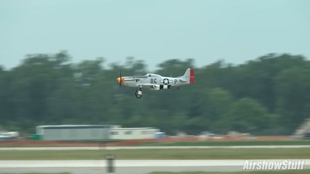 WWII Fighter Showcase - FW190/Spitfire/P51/BF109/Hurricane/P40 Low Passes and Formation - TOM 2022 смотреть онлайн