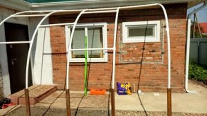 Навес из пластиковых труб,дешево и быстро.