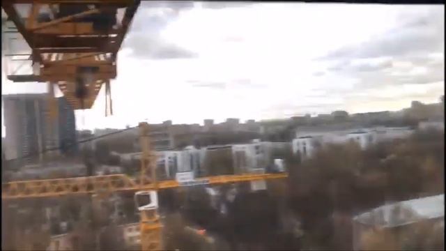 В ветер НА КРАНЕ. Башенный кран крутится сам. In a strong wind on the crane (видео из архива) смотреть онлайн