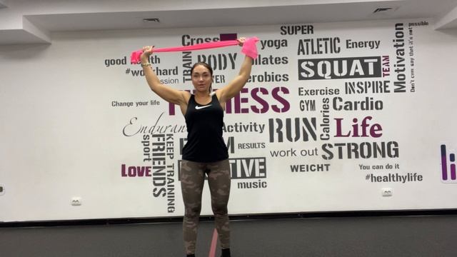 Приведение плеча к туловищу сверху с эспандером смотреть онлайн