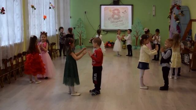 «Светит солнышко»Общий парный танец на 8 марта в средней группе, в детском саду. смотреть онлайн