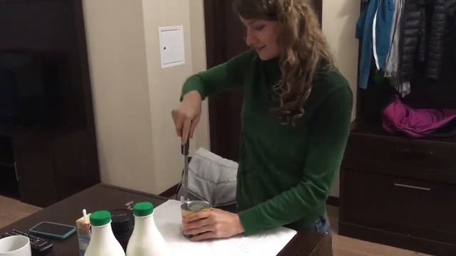 Как открыть консервную банку без открывашки смотреть онлайн