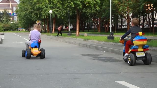 Дети и Машины в детском автопарке. МанкиТайм смотреть онлайн