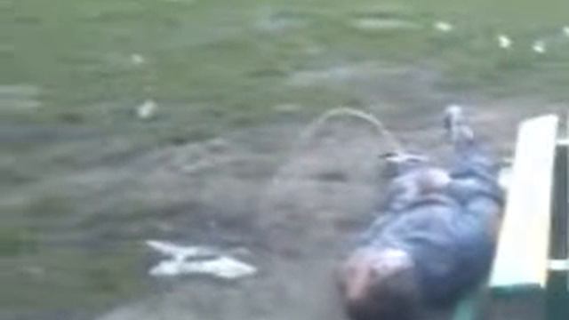 Писает лежа