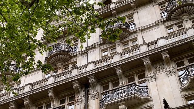 LONDON. WHITEHALL GARDENS. FLOWERS AND ARCHITECTURE BOTH ARE BEAUTIFUL. смотреть онлайн