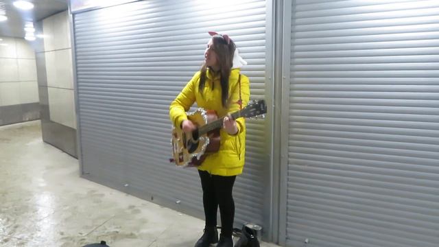 Уличная музыкантша Анастасия  исполняет песню: Ария 