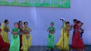 Дети танцуют индийский танец.