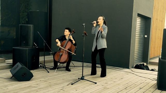 Красивый дуэт виолончелиста и вокалистки, на летней террасе. Киев. Украина. 4K. HDR. смотреть онлайн