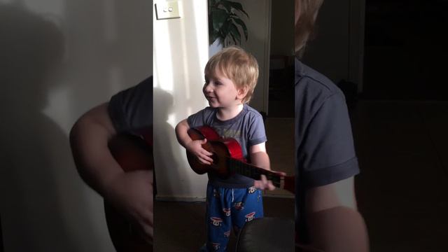 Adorable toddler singing and playing guitar смотреть онлайн