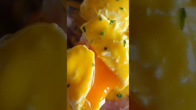 Egg Benedict with Prosciutto Wrapped Asparagus смотреть онлайн