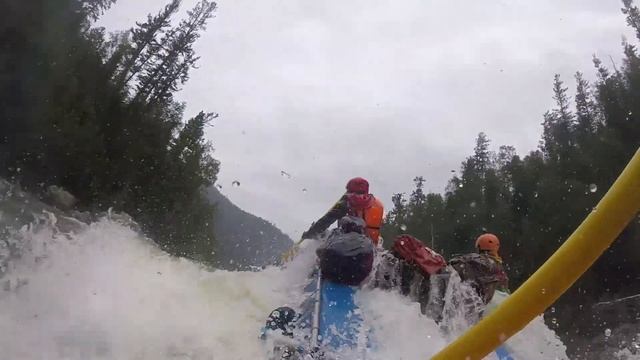 Сплав по реке Снежная - Безымянные пороги по большой воде смотреть онлайн