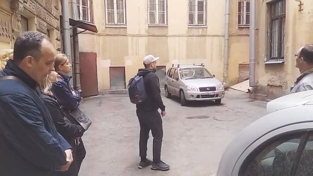 Экскурсии по дворам и парадным с Лехой смотреть онлайн