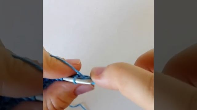 Две петли из одной спицами. Способ 1 смотреть онлайн