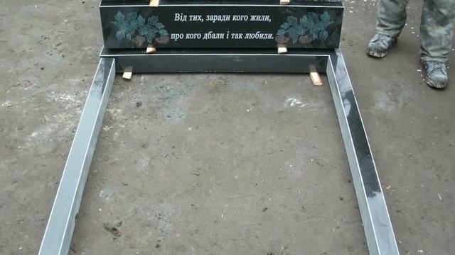 Гранитный памятник с рушниками для двух , крест с перемычкой. смотреть онлайн