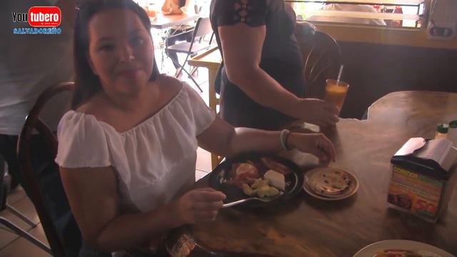 La primera vez de Fatima en el comedor Mercedes de San Rafael Cedros | Youtubero Salvadoreño смотреть онлайн