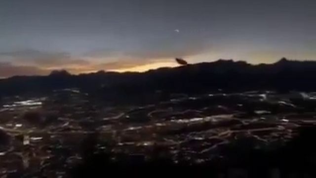 Летающая тарелка пролетает рядом с камерой смотреть онлайн