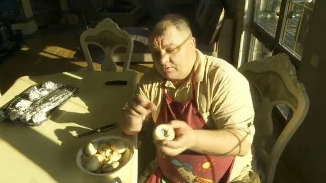 Готовим вкусно. В тандыре - горбуша. На мангале - шампиньоны с зеленью. смотреть онлайн