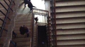 СКИНУЛИ ТЕЛЕФОН С 4 ЭТАЖА!!!