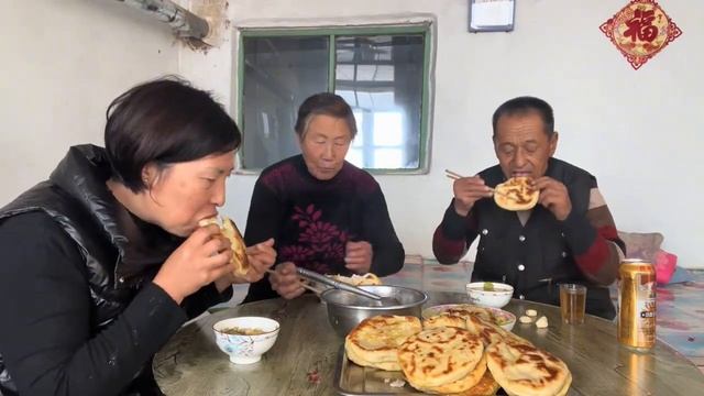 儿媳妇烙发面豆馅饼，蓬松暄软馅喷香，农村柴火饭，小时候的味道