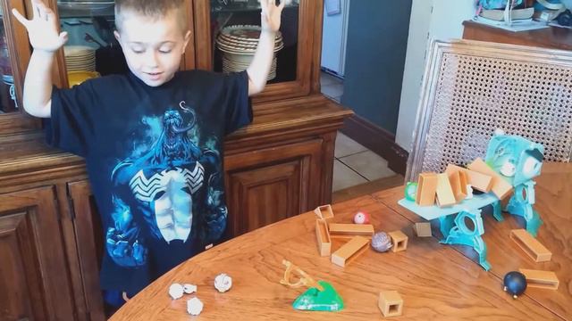 ANGRY BIRDS TOY REVIEW - KNOCK ON WOOD & AT-AT STAR WARS BATTLE смотреть онлайн