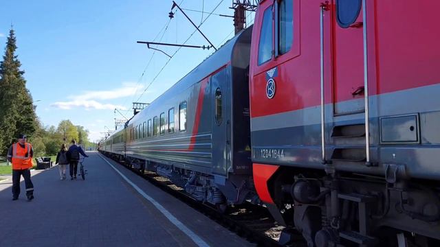 Электровоз ЭП2К-185 с фирменным поездом №80 Калининград – Санкт-Петербург смотреть онлайн