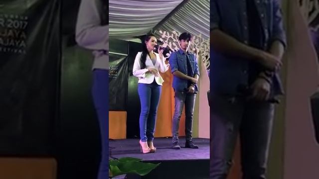 Merdunya Hannah Delisha nyanyi lagu Bollywood, Aiman Hakim berdiri jer kat sebelah menghayati смотреть онлайн