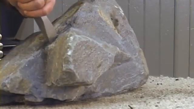 Откалываем кусок камня зубилом - Chipping a piece of stone chisel смотреть онлайн