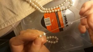 Нанизывание бусин через узелки