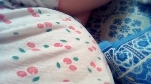 Малыш пинается