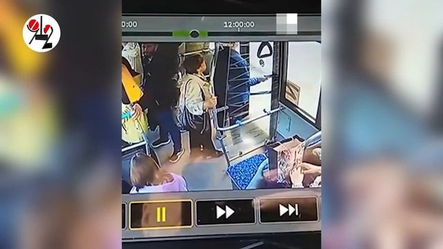 Автобус остановился, а пассажиры - нет. Real Video