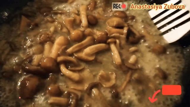 Грибы Опята "Красная цена" обжариваю на сковороде для приготовления домашней пиццы смотреть онлайн