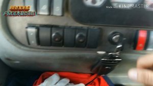 Как выглядят рычаги и какую функцию исполняют кнопки на экскаватор погрузчик Volvo BL61+ .