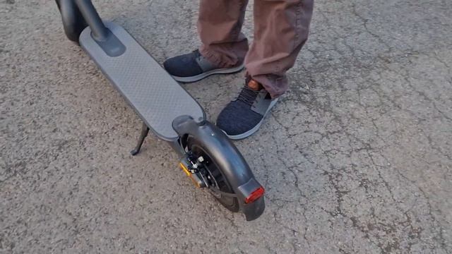 Xiaomi Mi Electric Scooter Essential Review смотреть онлайн