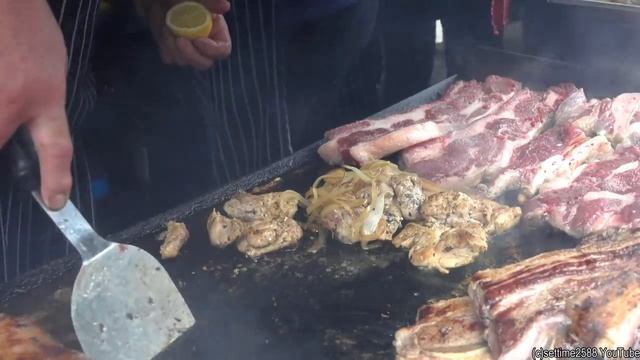 Аргентинская уличная еда. Множество говядины, свинины и сосисок на гриле.. смотреть онлайн