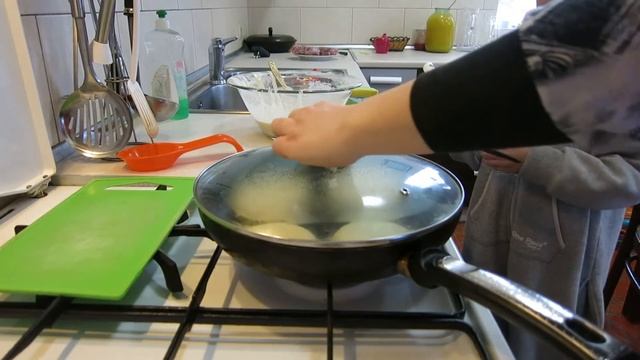 БЛИНЧИКИ НА МОЛОКЕ! Маленькие Помощники на кухне) смотреть онлайн