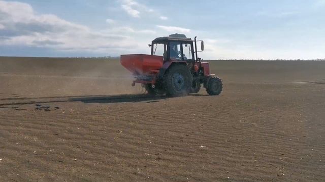Вносим удобрения NPK 16 16 16 под кукурузу и подсолнечник. Сравнение засоренности полей. смотреть онлайн