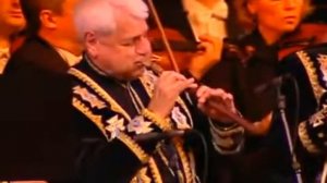 Дживан Гаспарян играет на дудуке