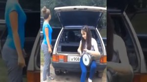 Папито-Девушка четко играет на барабане