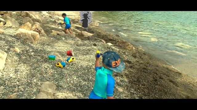 ШОК: ДЕТИ ДВОЙНЯШКИ нашли ПИСТОЛЕТ на пляже и боролись с  надувной АКУЛОЙ #видеодлядетей #kidsvideo