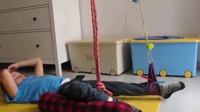 Максик, параплегия, мах ногой вверх на подвесе смотреть онлайн