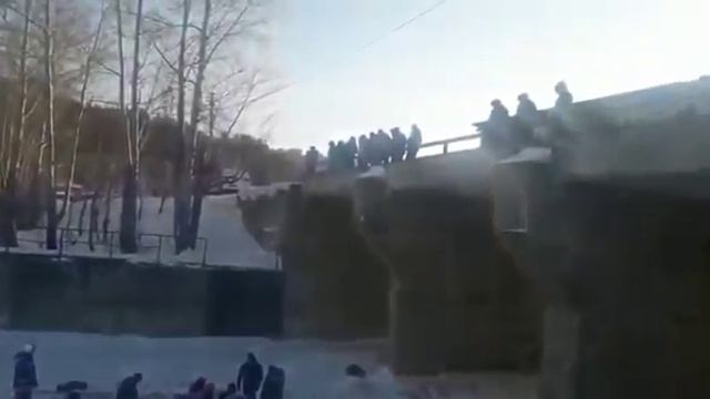 спасатели ищут мальчик, который провалился под лёд в Барнауле смотреть онлайн