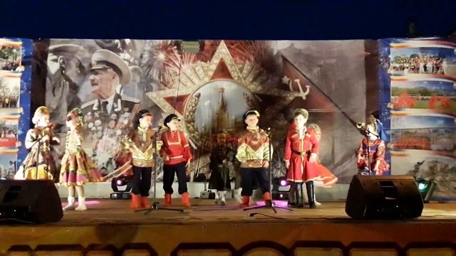 Станислав Аханов и детский ансамбль Раёк исполняют частушки на День Победы