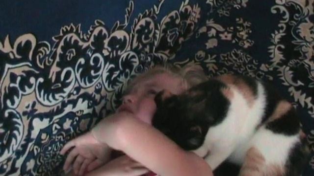 Кошка успакаивает ребенка смотреть онлайн